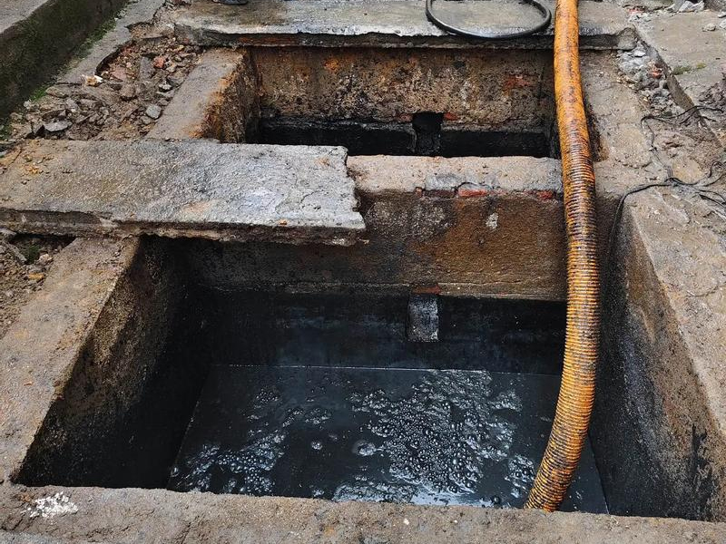 锁一清理化粪池